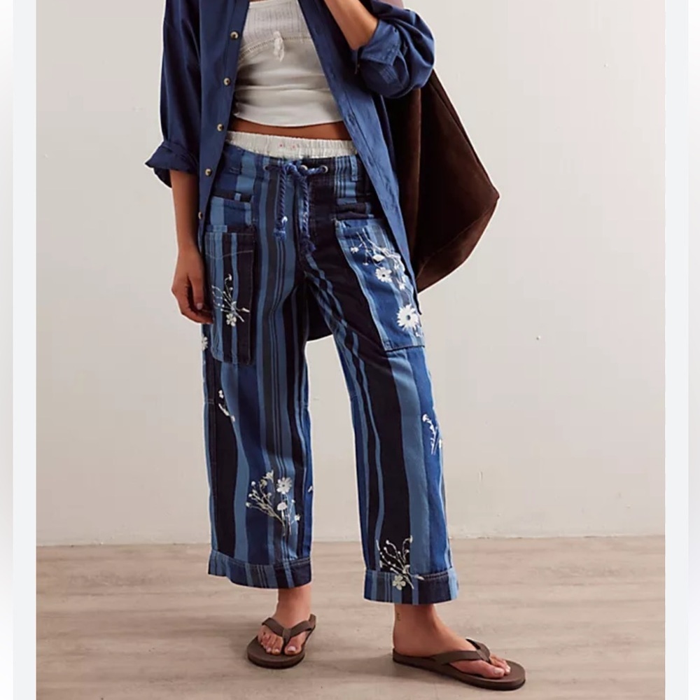 We the Free Cove Crop Pull on Floral Blue Striped Jeans size XS 100% cotton - Picture 9 of 10